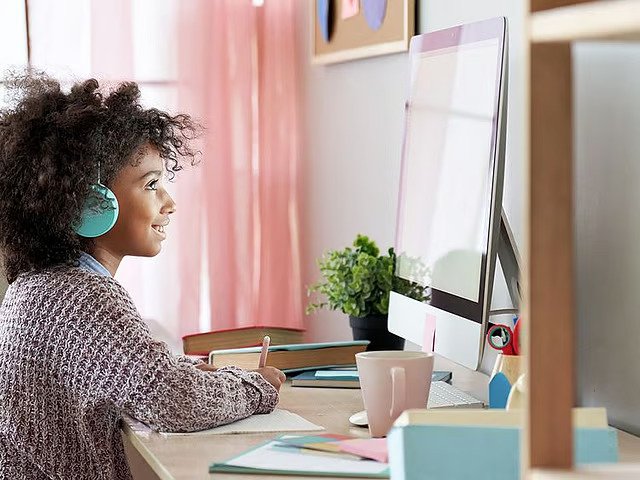 What is the minimum age to start a business in the UAE?