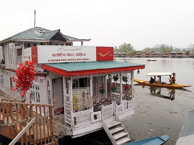 Kashmir’s Floating Post Office on Dal Lake Captivates Tourists
